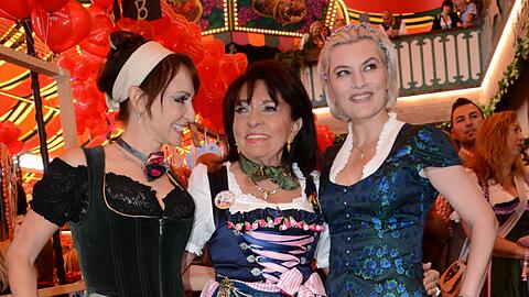 Regine Sixt mit Anna Maria Kaufmann und Kriemhild Siegel (r.) 2015.