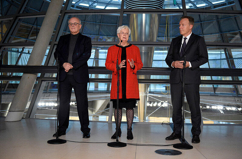 Der Vorsitzende der CDU/CSU-Bundestagsfraktion, Volker Kauder (l-r), die 1. stellvertretende Vorsitzende der CDU/CSU-Bundestagsfraktion und Vorsitzende der CSU-Landesgruppe, Gerda Hasselfeldt, und der Vorsitzende der SPD-Bundestagsfraktion, Thomas Oppermann, geben am 06.10.2016 im Reichstagsgebäude in Berlin zu den Ergebnissen des Koalitionsausschusses vom Donnerstag ein Statement ab.