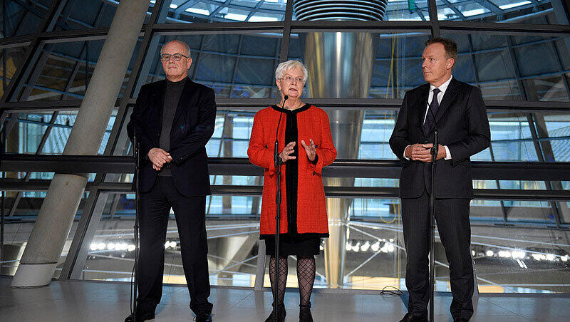 Der Vorsitzende der CDU/CSU-Bundestagsfraktion, Volker Kauder (l-r), die 1. stellvertretende Vorsitzende der CDU/CSU-Bundestagsfraktion und Vorsitzende der CSU-Landesgruppe, Gerda Hasselfeldt, und der Vorsitzende der SPD-Bundestagsfraktion, Thomas Oppermann, geben am 06.10.2016 im Reichstagsgebäude in Berlin zu den Ergebnissen des Koalitionsausschusses vom Donnerstag ein Statement ab. Der Vorsitzende der CDU/CSU-Bundestagsfraktion, Volker Kauder (l-r), die 1. stellvertretende Vorsitzende der CDU/CSU-Bundestagsfraktion und Vorsitzende der CSU-Landesgruppe, Gerda Hasselfeldt, und der Vorsitzende der SPD-Bundestagsfraktion, Thomas Oppermann, geben am 06.10.2016 im Reichstagsgebäude in Berlin zu den Ergebnissen des Koalitionsausschusses vom Donnerstag ein Statement ab.
