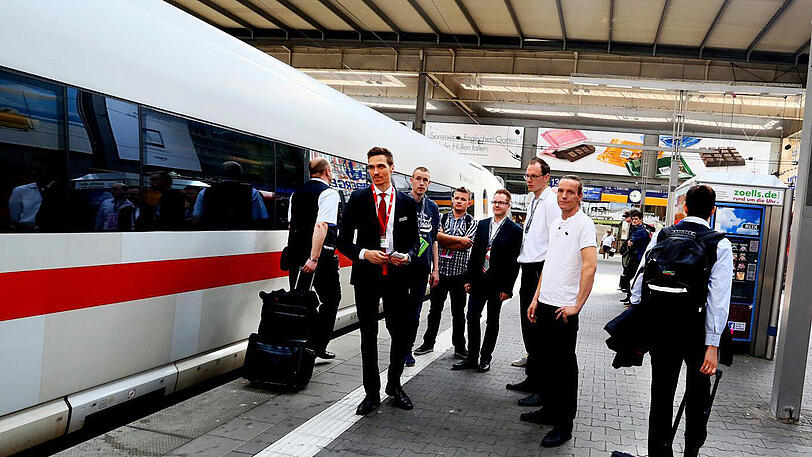 Casting-Tag bei der Deutschen Bahn: Bewerber vor einem ICE im Hauptbahnhof.