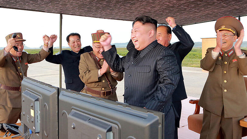 Hurra, wir haben eine Atombombe: Nordkoreas Diktator Kim Jong Un und Generäle nach dem Test der Hwasong-12-Mittelstreckenrakete.