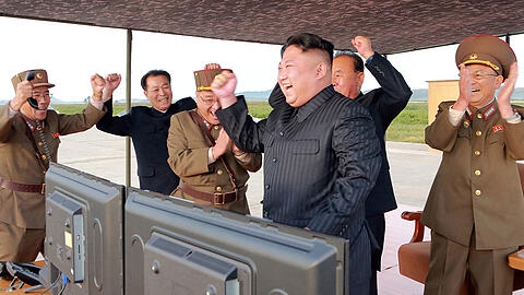 Hurra, wir haben eine Atombombe: Nordkoreas Diktator Kim Jong Un und Generäle nach dem Test der Hwasong-12-Mittelstreckenrakete.