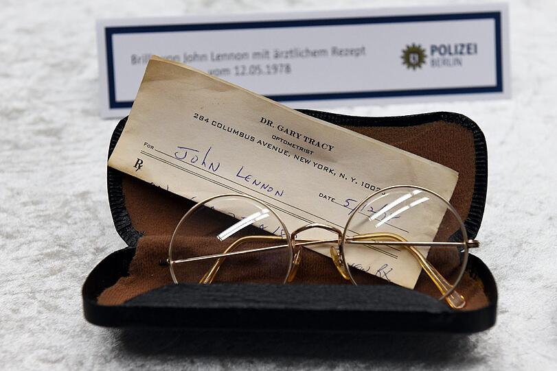 Eine Brille aus dem Besitz des Beatles-Musikers John Lennon wird am 21.11.2017 in Berlin bei einer Pressekonferenz der Berliner Polizei gezeigt.