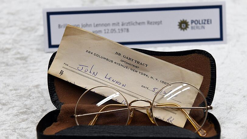 Eine Brille aus dem Besitz des Beatles-Musikers John Lennon wird am 21.11.2017 in Berlin bei einer Pressekonferenz der Berliner Polizei gezeigt. Eine Brille aus dem Besitz des Beatles-Musikers John Lennon wird am 21.11.2017 in Berlin bei einer Pressekonferenz der Berliner Polizei gezeigt.