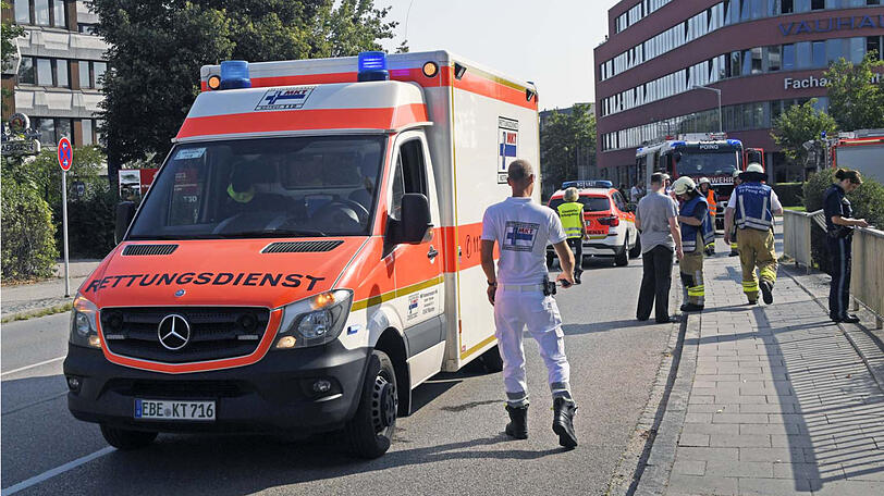 Nach dem Sturz aus vier Metern kam das Auto wieder auf den Rädern zum Stehen. Die drei Insassen wurden verletzt.