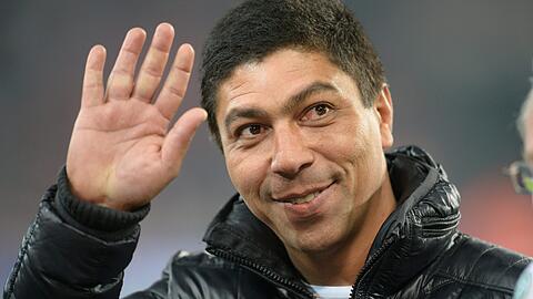 Der frühere Fußallprofi Giovane Elber aus Brasilien winkt vor dem Spiel.