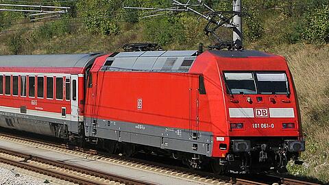 Ein Regionalexpress fuhr über die massiven Platten. Verletzt wurde niemand, die Bundespolizei entfernte die Hindernisse. (Symbolbild)