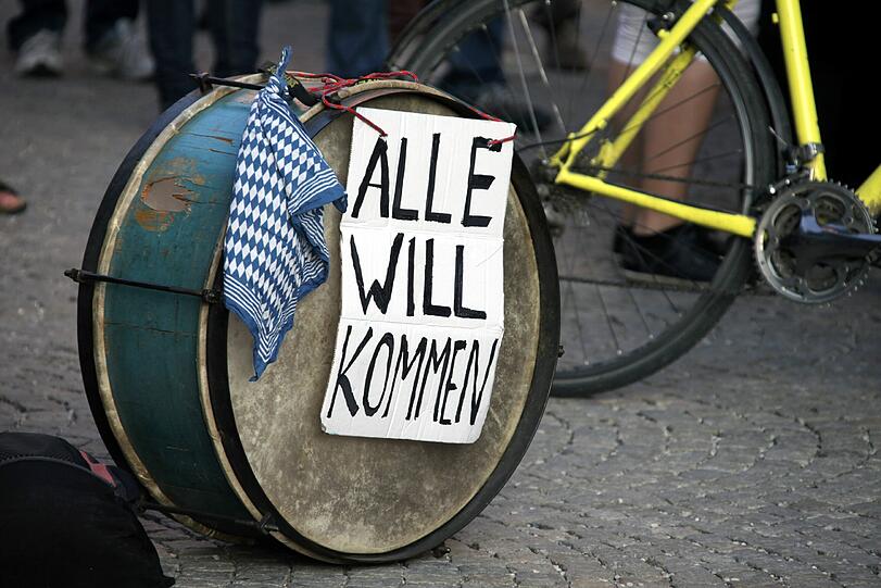 Hunderte Münchner warteten an der Münchner Freiheit auf die Flüchtlinge, die ihren über 300 Kilometer langen Protestmarsch durch Bayern am Dienstag in der Landeshauptstadt beendeten.