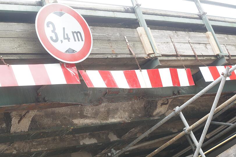Laster zerstört Unterführung: Bilder von der Unfallstelle.
