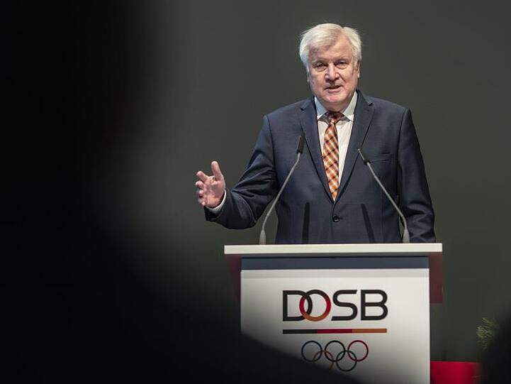 Horst Seehofer spricht bei der Mitgliederversammlung des DOSB. Foto: Frank Rumpenhorst/dpa