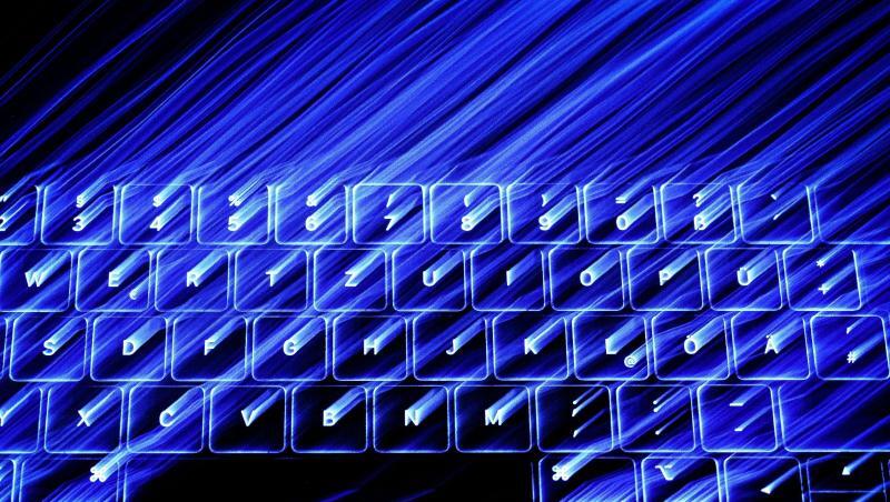 Die beleuchtete Tastatur eines Macbooks. Laut Merkel soll ein Online-Zugangsgesetz jedem Bürger eine digitale Identität geben. Die beleuchtete Tastatur eines Macbooks. Laut Merkel soll ein Online-Zugangsgesetz jedem Bürger eine digitale Identität geben.