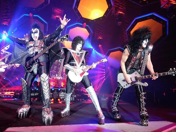 Gene Simmons (l-r), Thommy Thayer und Paul Stanley in der Arena Leipzig.