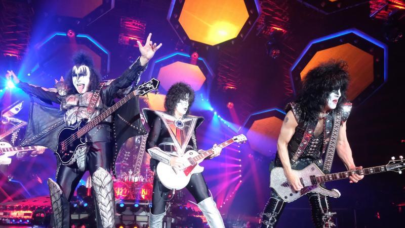 Gene Simmons (l-r), Thommy Thayer und Paul Stanley in der Arena Leipzig. Gene Simmons (l-r), Thommy Thayer und Paul Stanley in der Arena Leipzig.