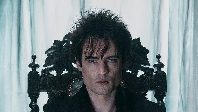 Tom Sturridge als der König der Träume.