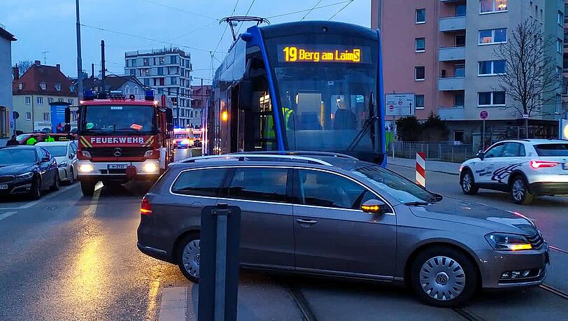Eine Seniorin (81) hat beim Abbiegen eine heranfahrende Tram übersehen. Sie und ihre Beifahrerin haben sich leicht verletzt. Eine Seniorin (81) hat beim Abbiegen eine heranfahrende Tram übersehen. Sie und ihre Beifahrerin haben sich leicht verletzt.