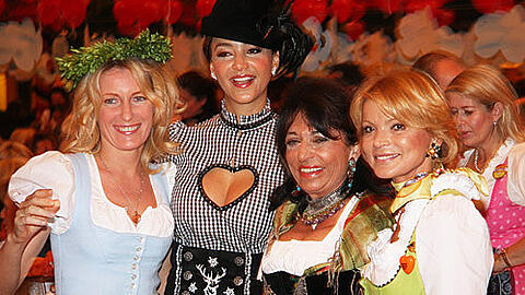 Gaudi und Glamour satt (v. l.): &bdquo;Tatort&ldquo;-Star Maria Furtwängler, Eigenvermarktungs-Profi Verona Pooth, Gastgeberin Regine Sixt und Film-Schätzchen Uschi Glas zeigen, wie viel Spaß Frauen ohne ihre Männer haben können &ndash; und sei es für ein paar Stunden.
