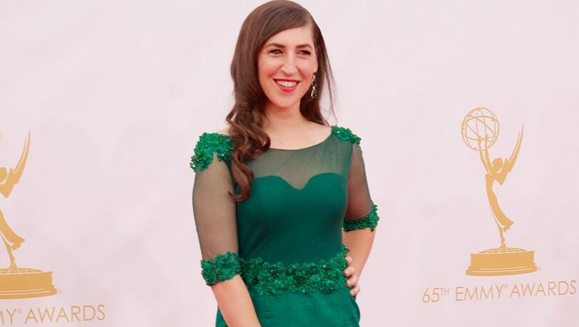 Mayim Bialik bei einem Auftritt auf dem roten Teppich.