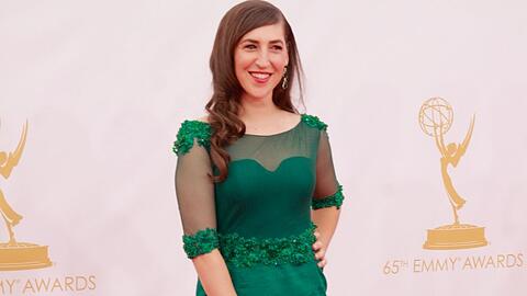 Mayim Bialik bei einem Auftritt auf dem roten Teppich.