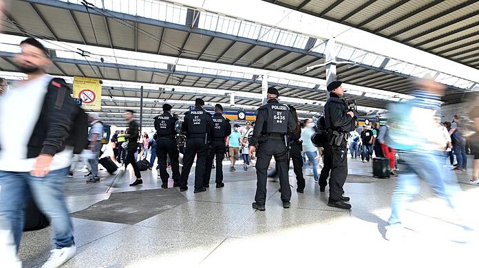 Das Alkoholverbot der Stadt bleibt in und um den Hauptbahnhof für weitere vier Jahre bestehen.  Die Polizei wollte es auf andere Bereiche ausweiten.