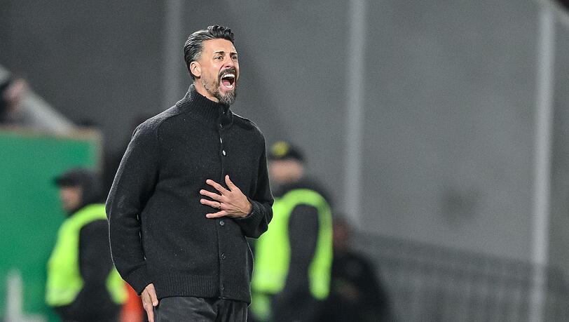 Kann er Krisenmanager? Augsburgs Trainer Sandro Wagner. Kann er Krisenmanager? Augsburgs Trainer Sandro Wagner.