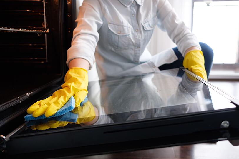 Auch hartn&auml;ckigen Verschmutzungen im Backofen k&ouml;nnen Sie mit Natron an den Kragen gehen. Verteilen Sie eine Paste aus Backpulver und Wasser auf den verschmutzten Stellen und lassen Sie diese einwirken. Sie k&ouml;nnen die getrocknete Paste anschlie&szlig;end ganz leicht mit einem feuchten Lappen entfernen. Mit derselben Methode l&auml;sst sich auch Ihr Ceranfeld oder Grillrost reinigen.