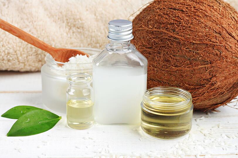 Trinken Sie Kokoswasser und -milch und kaufen Sie sich Kokosnuss-Cr&egrave;me beziehungsweise stellen Sie sich eine Kokos-Gesichtsmaske selbst her. Denn die tropische Superfrucht versorgt die Haut mit Feuchtigkeit und hilft dabei, eine nat&uuml;rliche Schutzbarriere aufzubauen. Sie k&ouml;nnen auch auf das kostbare Kokos&ouml;l setzen, um Ihr Gesicht &uuml;ber Nacht zu pflegen.