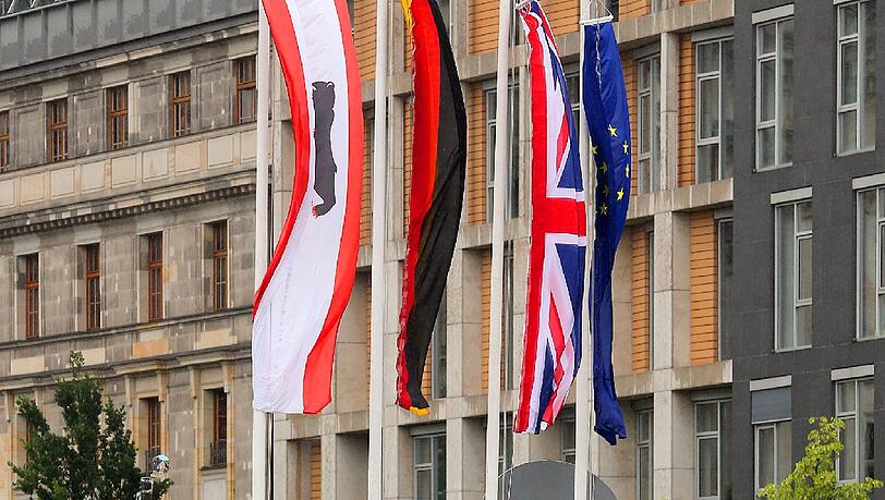Berlin wartet gespannt auf die Ankunft von Queen Elizabeth II. Die Bilder. Berlin wartet gespannt auf die Ankunft von Queen Elizabeth II. Die Bilder.