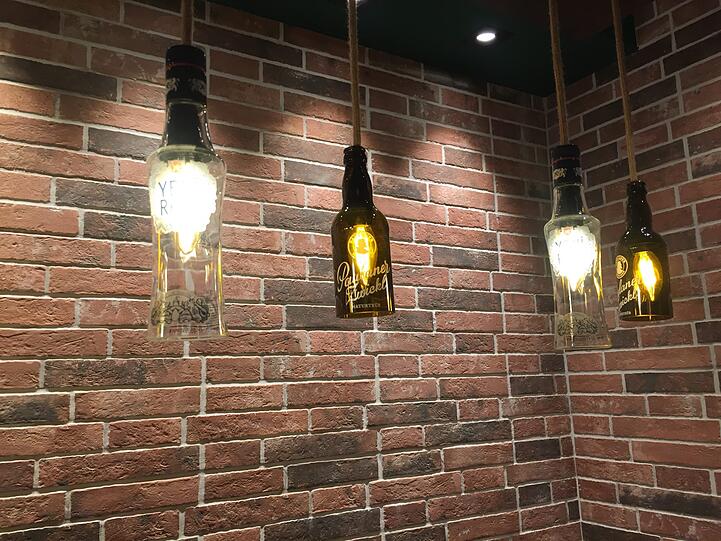 Lampen aus Flaschen: So schaut's im neuen Türkitch aus.