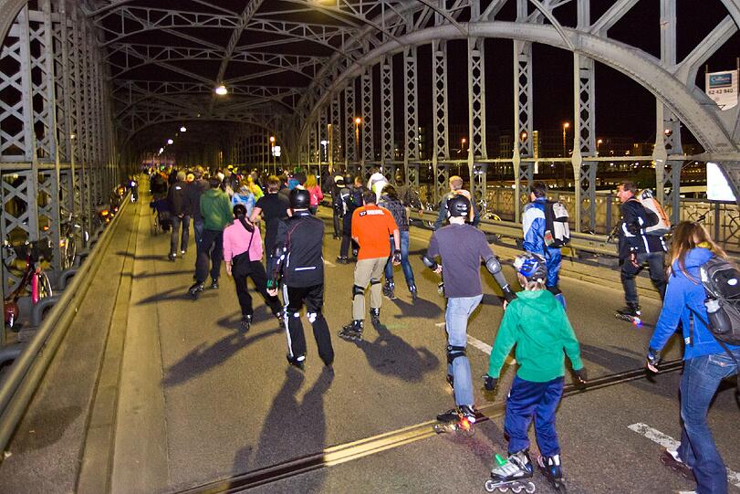 Eine rollende Masse: Die Blade-Night-Skater auf ihrem Weg durch die Stadt.