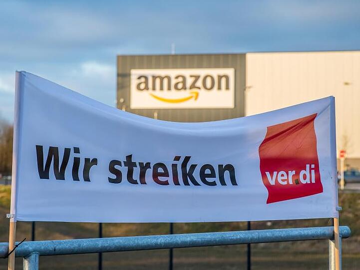 Ein Verdi Banner mit der Aufschrift: "Wir streiken" steht vor dem Amazon-Logistik-Zentrum in Werne, Nordrhein-Westfalen.
