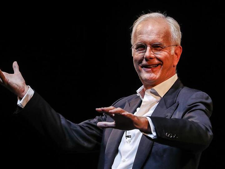 Kabarettist Harald Schmidt lässt sich von Weltuntergangsszenarien nicht aus der Ruhe bringen.