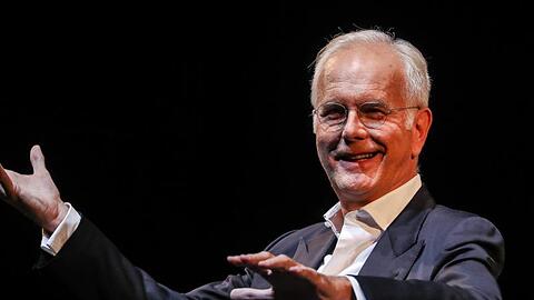 Kabarettist Harald Schmidt lässt sich von Weltuntergangsszenarien nicht aus der Ruhe bringen.