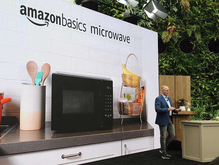 Amazon-Manager David Limp stellt eine vernetzte Mikrowelle mit der digitalen Assistentin Alexa vor.