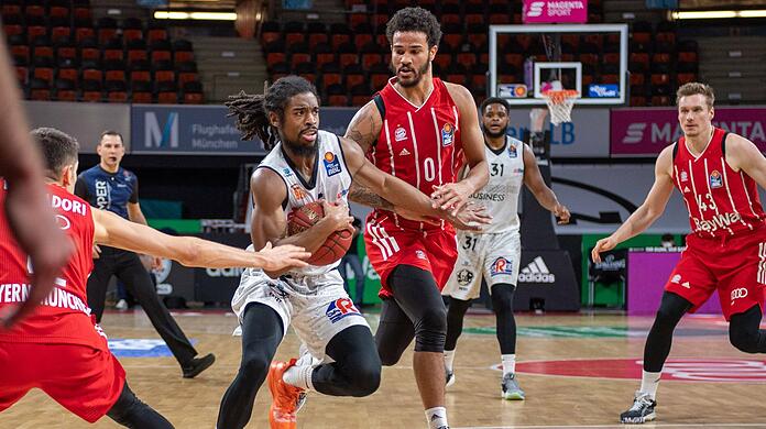 Marcus Thornton von den Niners Chemnitz gegen den Münchner Nick Weiler-Babb.
