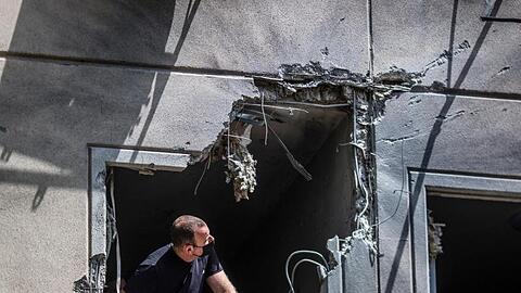 Ein Mann inspiziert die Schäden an einem Haus in Ashkelon, das von einer aus dem Gazastreifen abgefeuerten Rakete getroffen wurde.
