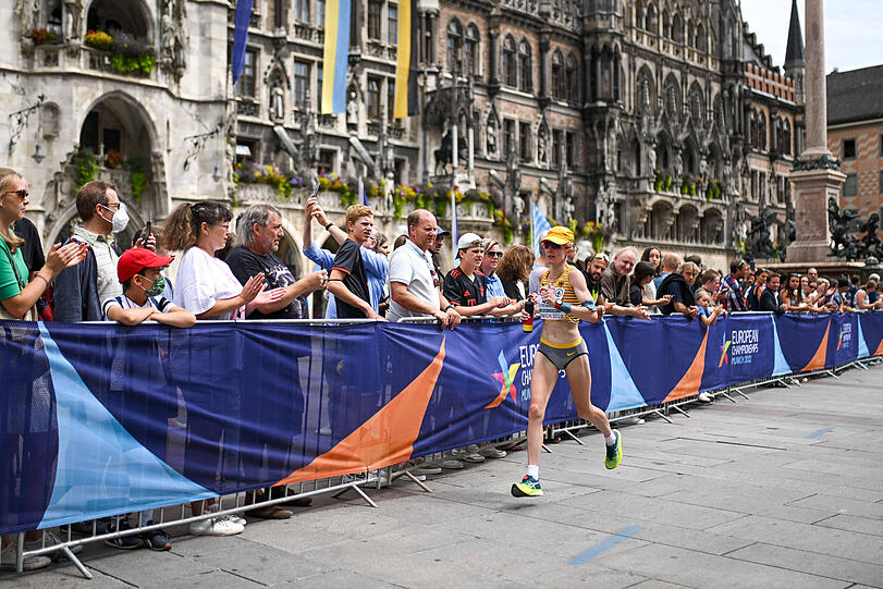 Zuschauer feuern die Marathonläuferinnen und - läufer an.