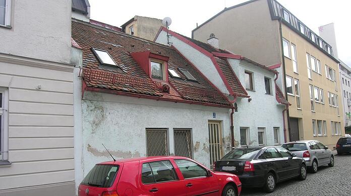 Ein Bild aus vergangenen Tagen: Das Uhrmacherhäusl in der Oberen Grasstraße. Wer jetzt nachschaut, findet an der Stelle nur noch eine große Lücke