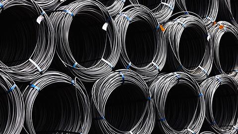 Die Lage in der Industrie in Deutschland bleibt angespannt: Im Juni ist die Produktion überraschend stark gesunken. (Archivbild)