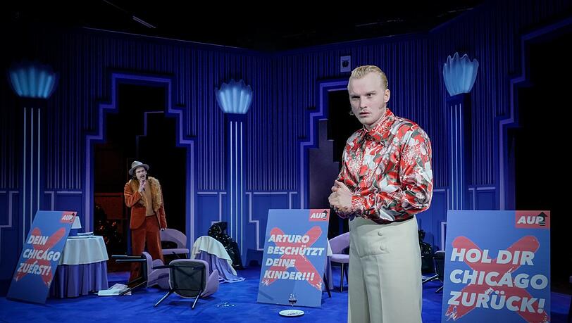 Etwas sehr explizite Aktualisierung: Alexandros Koutsoulis als Ernesto Roma, der f&uuml;r den SA-Chef R&ouml;hm steht, mit Anton N&uuml;rnberg als Arturo Ui.