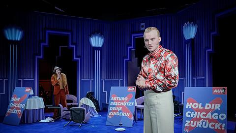 Etwas sehr explizite Aktualisierung: Alexandros Koutsoulis als Ernesto Roma, der f&uuml;r den SA-Chef R&ouml;hm steht, mit Anton N&uuml;rnberg als Arturo Ui.