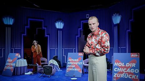 Etwas sehr explizite Aktualisierung: Alexandros Koutsoulis als Ernesto Roma, der f&uuml;r den SA-Chef R&ouml;hm steht, mit Anton N&uuml;rnberg als Arturo Ui.