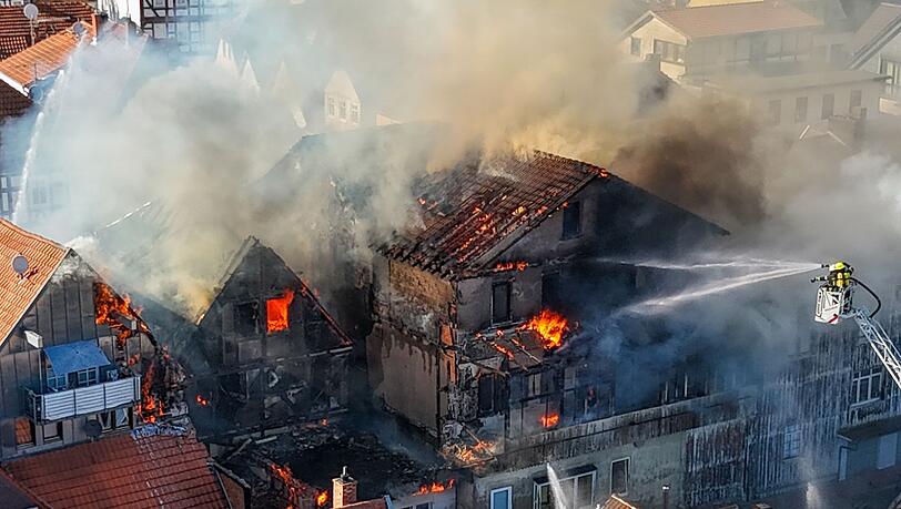 Das Feuer breitete sich sehr schnell aus. Das Feuer breitete sich sehr schnell aus.