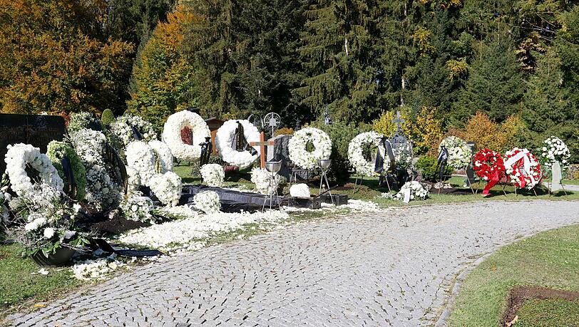 &Uuml;ppige wei&szlig;e Trauerkr&auml;nze s&auml;umen den Weg auf dem friedlich gelegenen Bergfriedhof in Bad Wiessee am Tegernsee: Hier wurde Klaus Rader am Donnerstag beigesetzt.