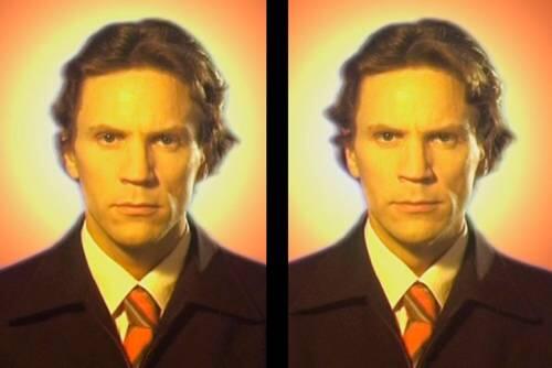 Zwei identische Hassprediger aus dem US-Fernsehen - eine Videoinstallation von Bjorn Melhus.