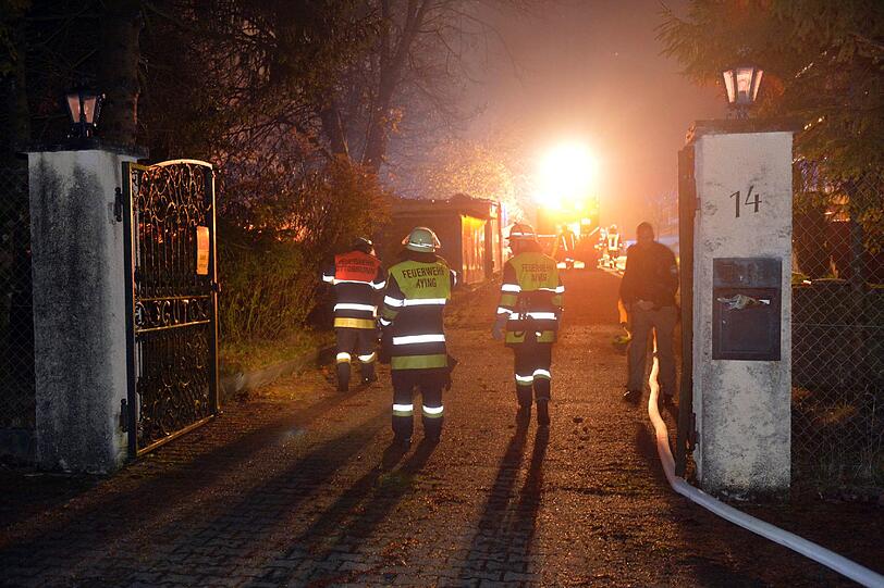 Brand auf einem Bauernhof in Aying: Wertvolle Oldtimer sind durch die Flammen in einer Lagerhalle völlig zerstört worden. Die Bilder.