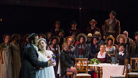 Arthur Espiritu und Jennifer O&rsquo;Loughlin in Michael Sturmingers Inszenierung von Vincenzo Bellinis &bdquo;La sonnambula&ldquo;.