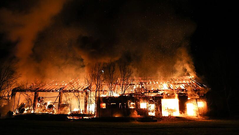 Auch das Feuer in einer landwirtschaftlichen Halle in Weilheim am 29. Dezember zählt die Polizei zu der Brandstifter-Serie.