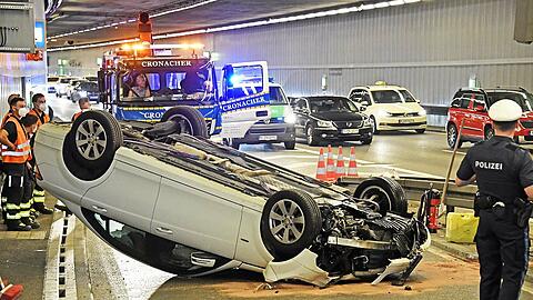 Das Auto blieb schließlich auf dem Dach liegen. Der Fahrer wurde nur leicht verletzt.