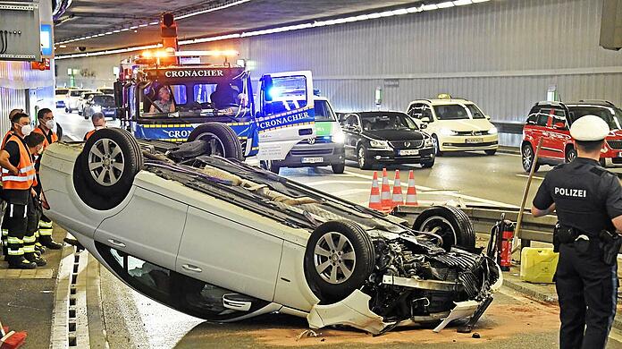 Das Auto blieb schließlich auf dem Dach liegen. Der Fahrer wurde nur leicht verletzt.