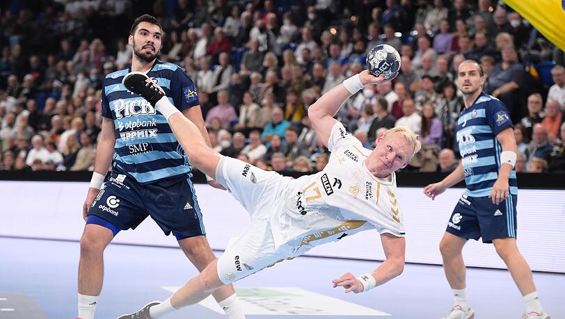 Kiels Patrick Wiencek (M) wirft auf das Tor von Pick Szeged.